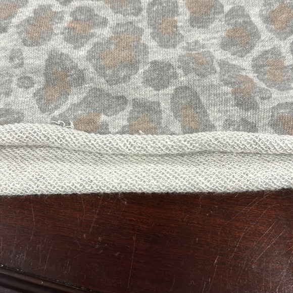 Colsie Cropped Cheeta Print Crewneck Small - Picture 5 of 6